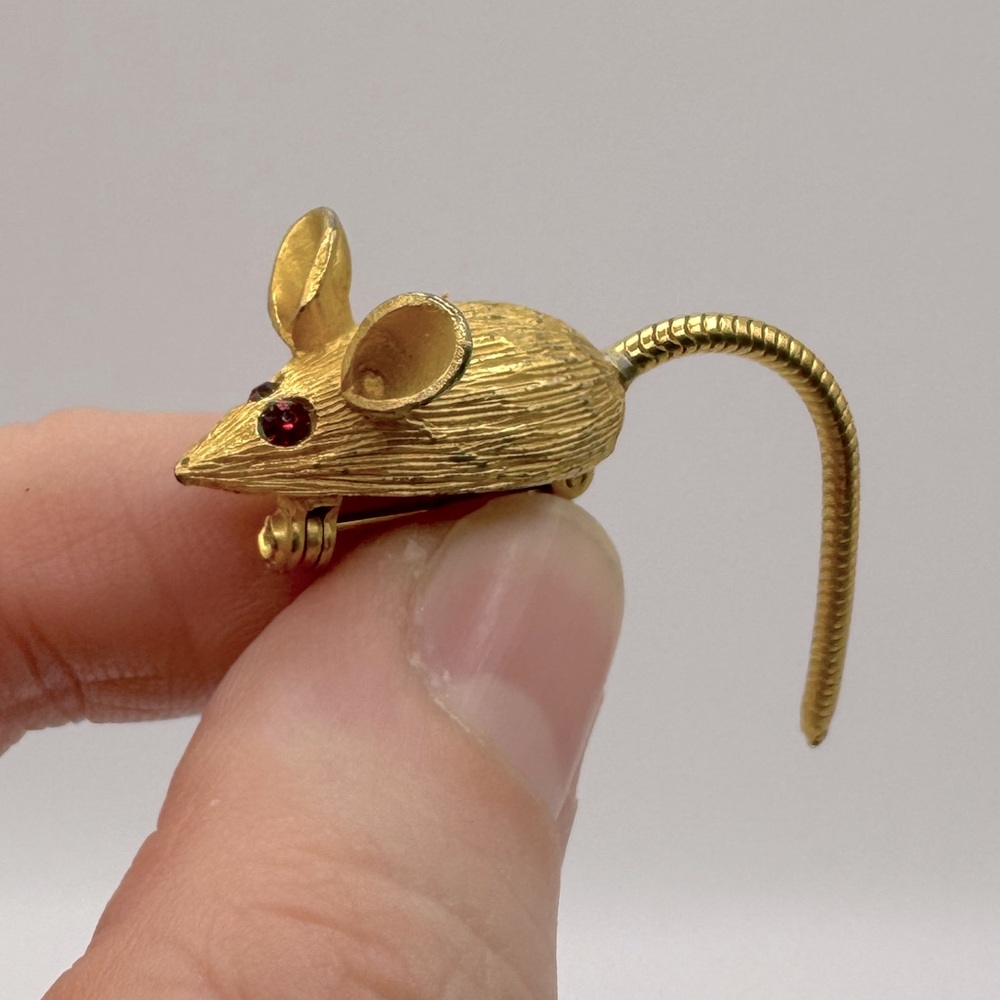 VINTAGE Gold Tone & Crystal Mouse Pin